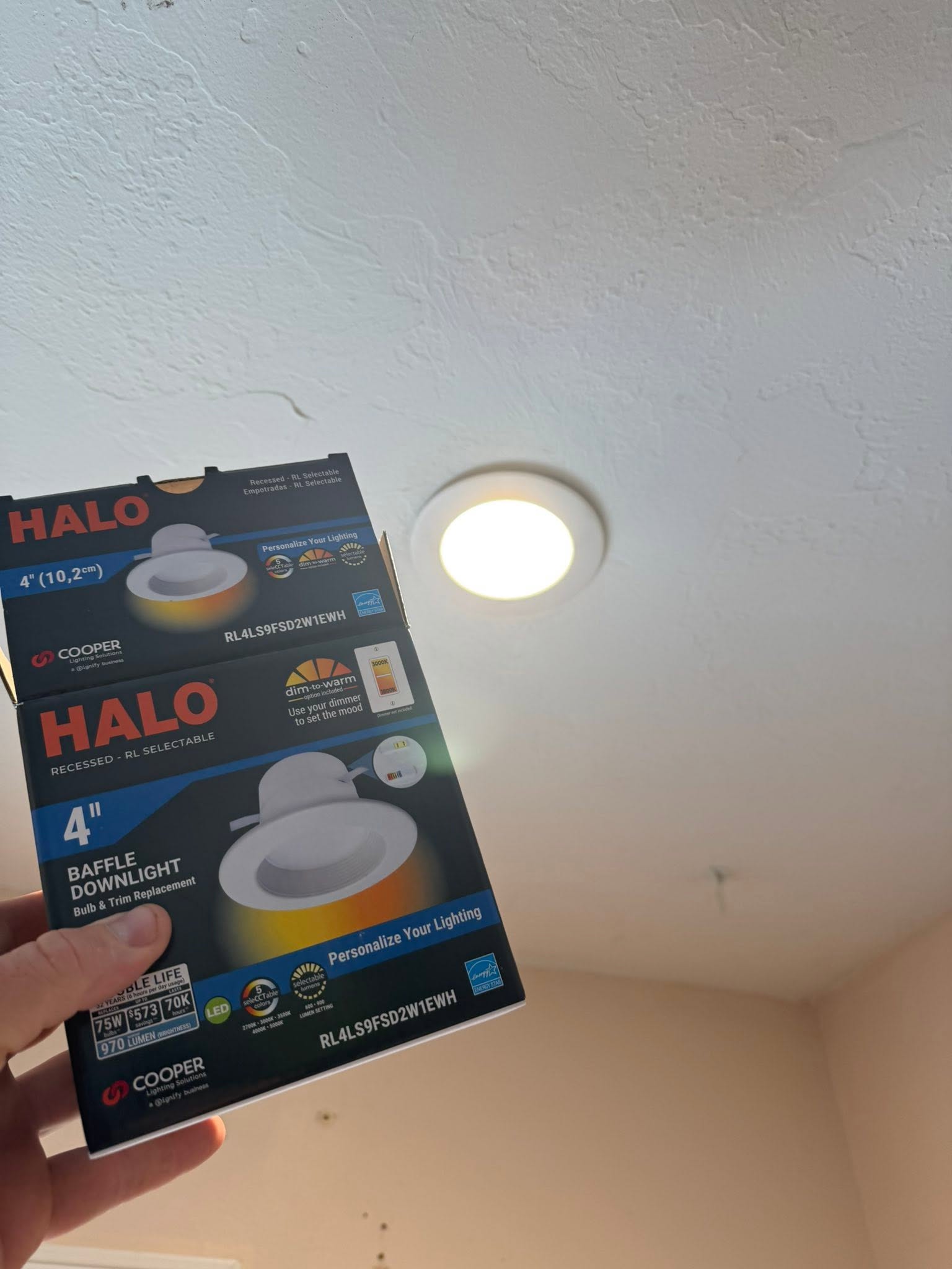 Recessed downlight installed in a ceiling